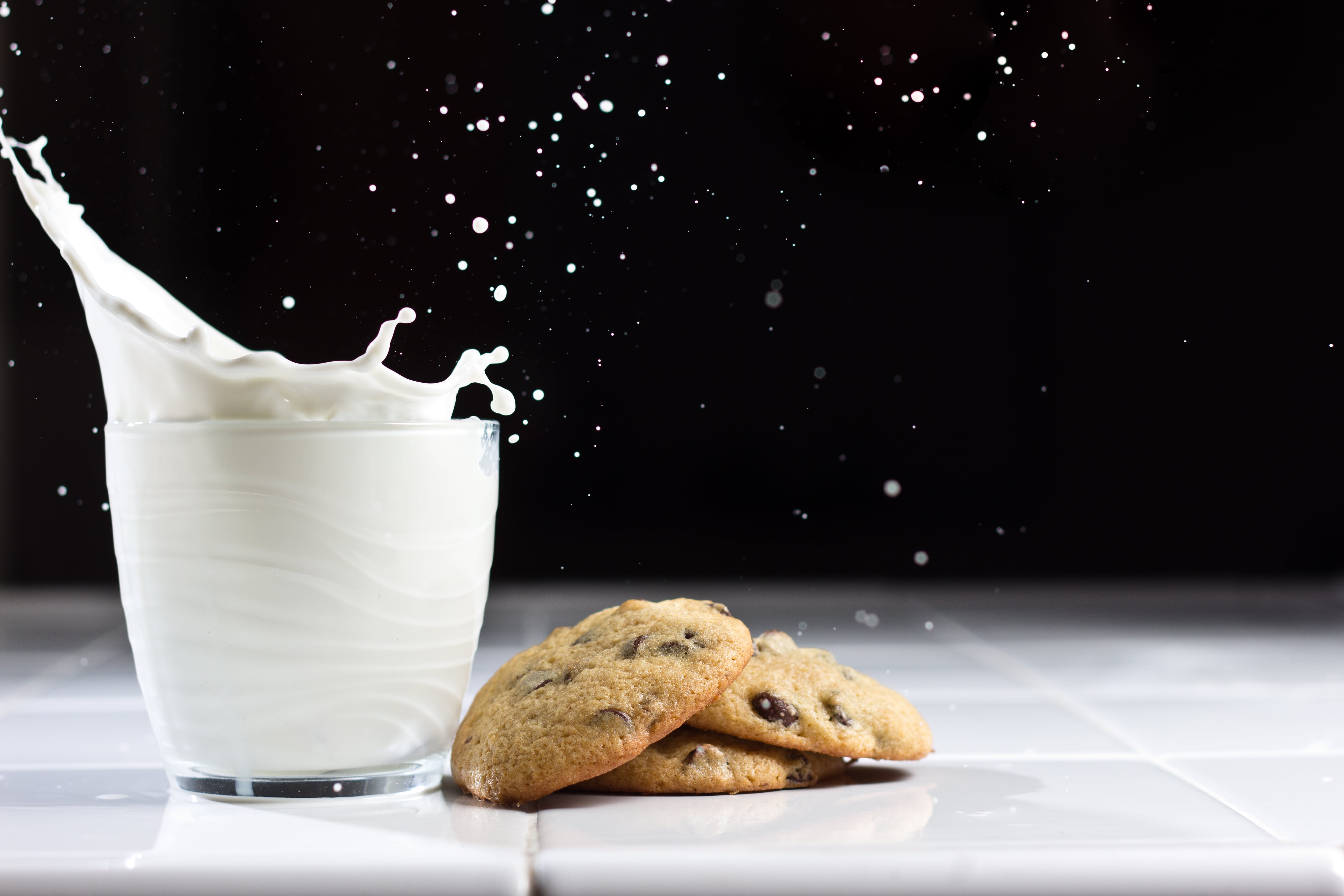 https://ghtkids.com/wp-content/uploads/2016/07/Cookies_and_milk.jpg